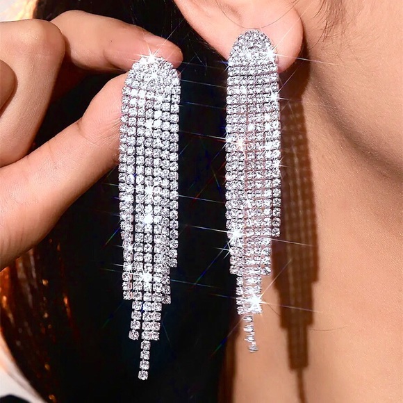 💜10/$25💜NEW Long Silver Rhinestone Drop Earrings - Picture 1 of 8